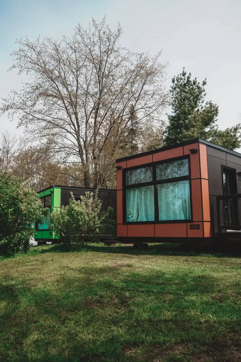 Coolbox du Havana Resort : mini-maisons conteneurs orange et verte
